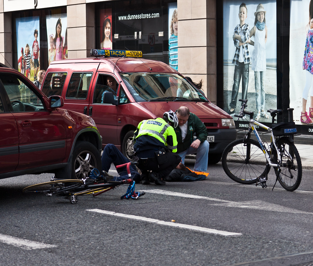 Demandar a un conductor por atropellarle en bicicleta